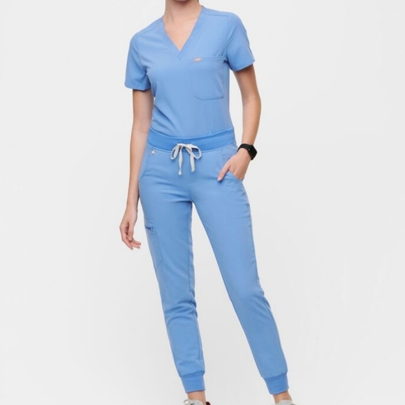 Figs Set Catarina One-Pocket Scrub Top / Zamora Jogger Scrub Pants - Picture 2 of 13